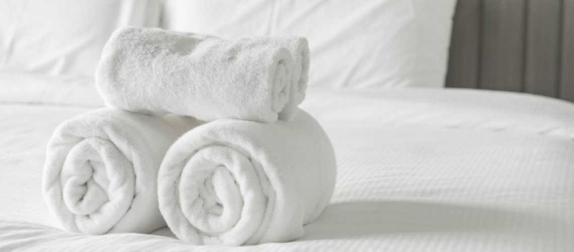 white-towel-bed-decoration-bedroom-interior_1339-7140